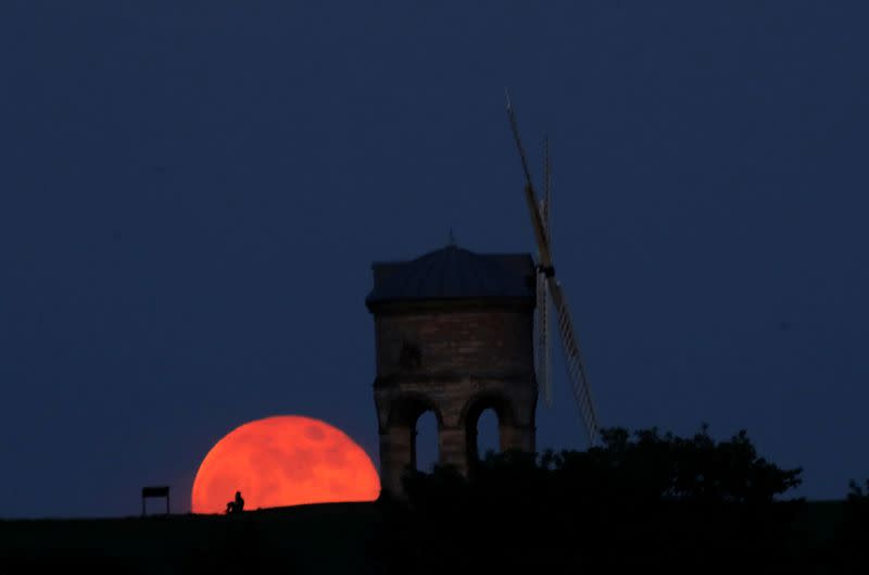 The full moon in Chesterton