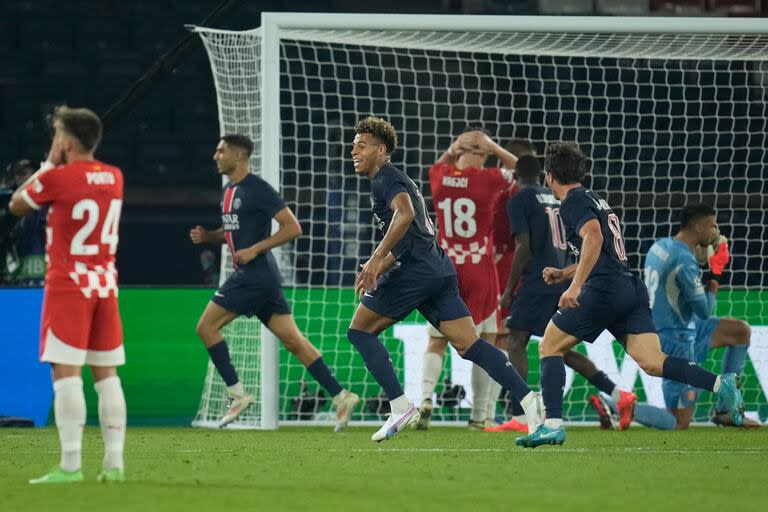 Los jugadores de PSG festejan mientras los de Girona se lamentan por el error de Paulo Gazzaniga