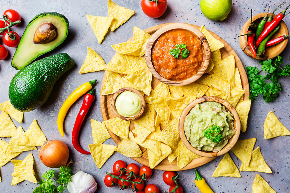 Das Bundesamt warnt vor dem Verzehr verschiedener Chips-Sorten sowie eines Konservengemüses. (Beispielbild: Getty Images)