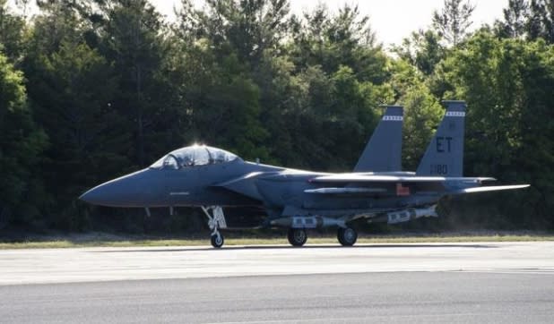 一架 F-15E 「攻擊鷹」戰鬥轟炸機掛載改良的 2,000 磅級 GBU-31/B 聯合直接攻擊炸彈（JDAM）   圖：翻攝自 US Air Force