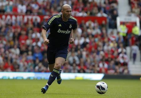 Real Madrid's Zinedine Zidane runs with the ball during a legends charity soccer match against Manchester United at Old Trafford in Manchester, northern England June 2, 2013. REUTERS/Phil Noble