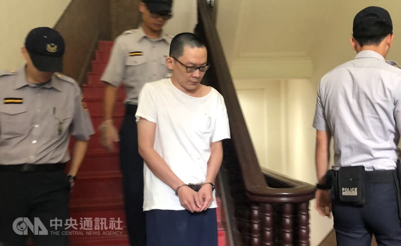 王姓男子當街殺害3歲女童小燈泡，一、二審遭判無期徒刑，案經三審發回。更一審15日開庭，擴大鑑定王男，除教授劉英杰及吳建昌分別補充鑑定外，已委託教授沈勝昂鑑定有無教化可能。圖為王男還押。（中央社）