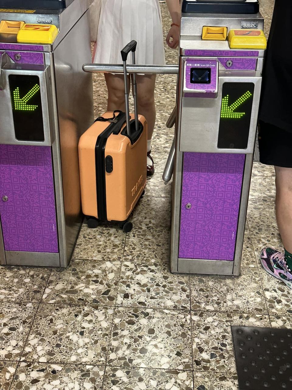 行李喼拉桿被港鐵閘機棍卡着   網民提供最好解決方法是……(香港特發事故報料區FB專頁)