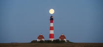 <p>Der Mond steht am 21. April scheinbar über dem Leuchtturm in Westerhever in Schleswig-Holstein. (Bild: dpa) </p>