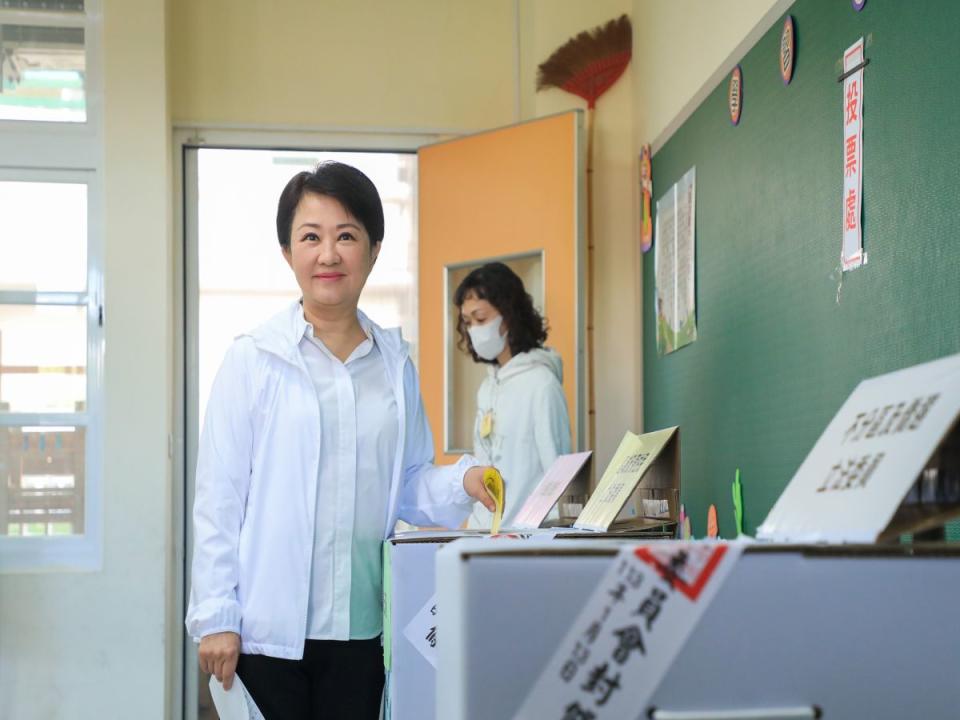 投票日台中天氣好，市長盧秀燕一早前往健行國小投票，並呼籲珍惜民主踴躍投票，也感謝兩萬多名選務人員辛勞。（圖：中市府提供）