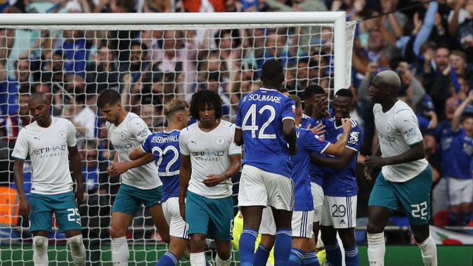 Duel ketat antara Leicester City versus Manchester City di final Community Shield 2021. (Adrian DENNIS / AFP)
