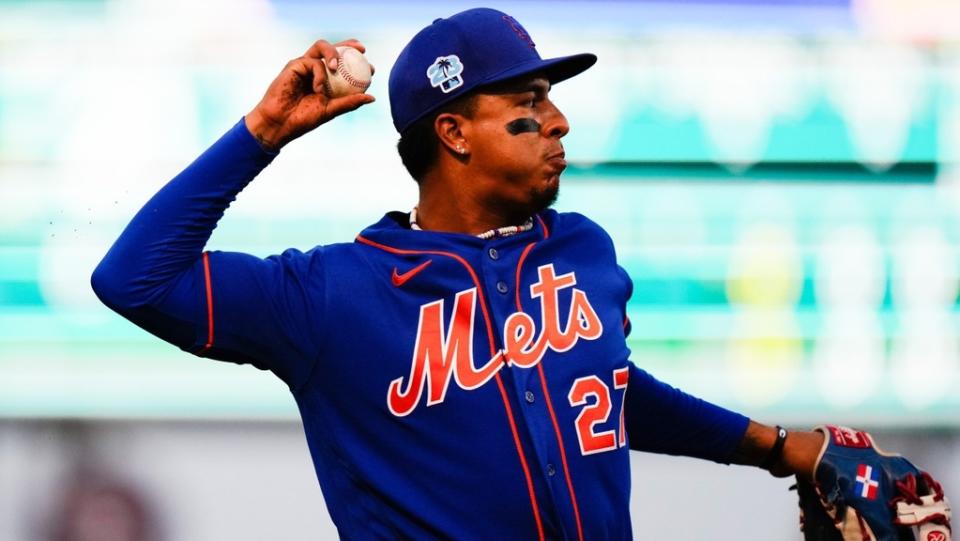 New York Mets third baseman Mark Vientos (27) throws the ball to first base against the Houston Astros during spring training.