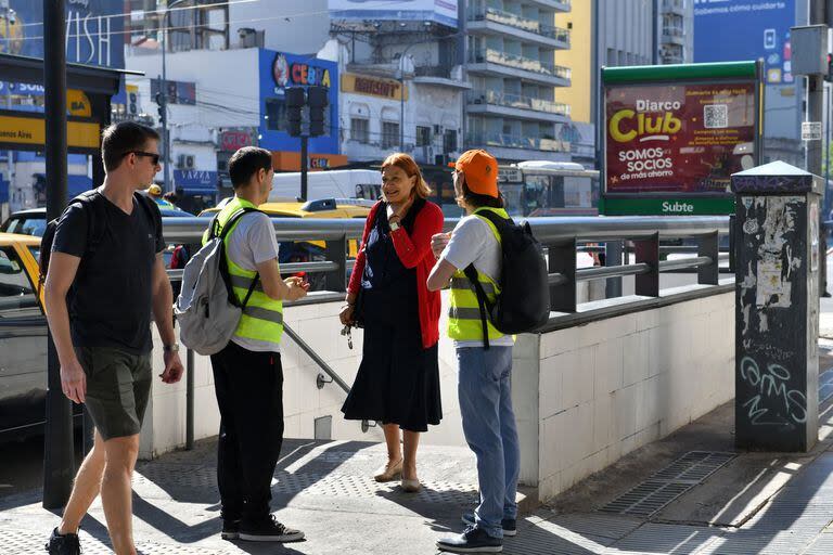 El personal de tránsito de la Ciudad ofrecía información a los pasajeros sobre los colectivos que hacen recorridos similares a la línea D