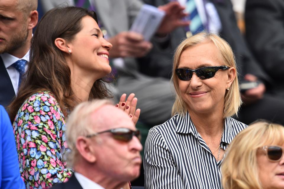 Martina Navratilova y su esposa, Julia Lemigova, asisten a un partido durante la última edición del torneo de Wimbledon. (Foto: Glyn Kirk / AFP / Getty Images).