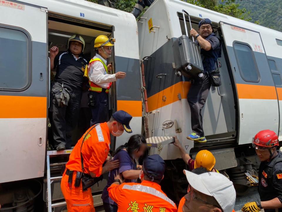 台鐵408次太魯閣號今日於花蓮大清水隧道外與工程車發生擦撞，導致列車出軌，乘客死傷慘重，目前工程車駕駛已帶回派出所偵訊。   圖：翻攝自海巡署東部分署臉書