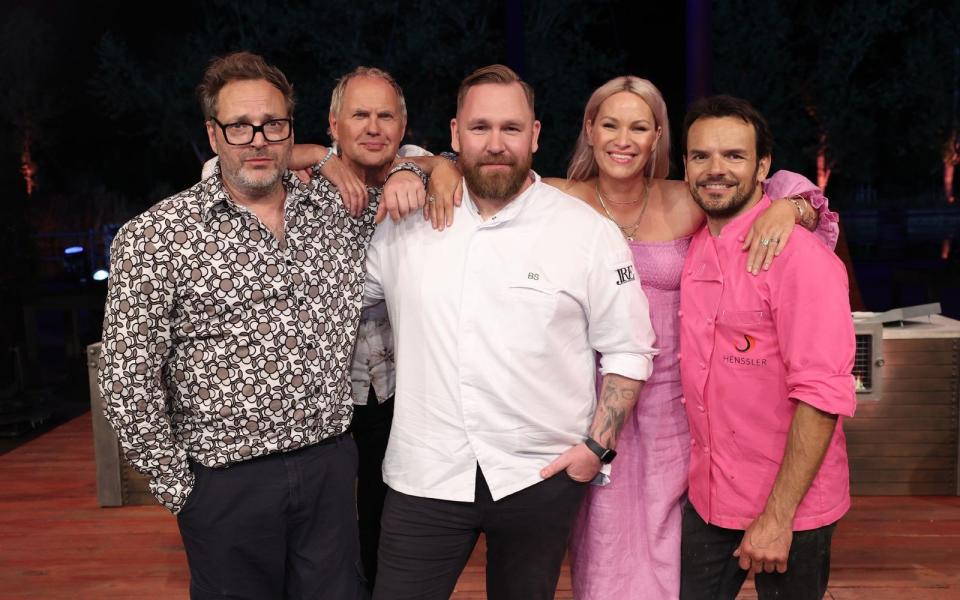 Alle gegen Henssler! Paul Panzer, Uwe Ochsenknecht, Kochcoach Björn Swanson und Evelyn Weigert (von links) wollten den Koch-King stürzen. (Bild: RTL / Frank W. Hempel)