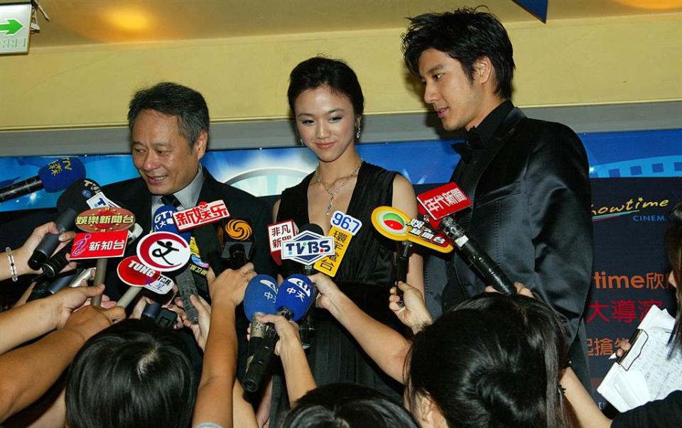 李安在2007年的電影記者會中，分享梁朝偉、湯唯用迴紋針體位的原因（圖／中時資料照）
