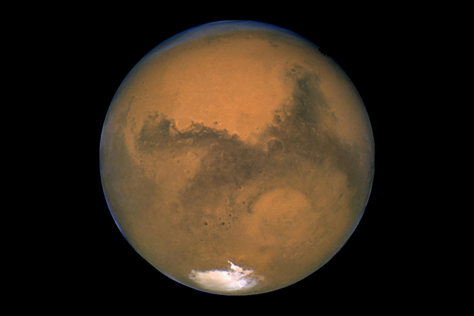 Mars, the Red Planet, may look like this in this view from NASA's Hubble Space Telescope in 2003. But space company Uwingu launched the Beam Me to Mars project to allow the public to send messages to the Red Planet for money. collect for space exploration.