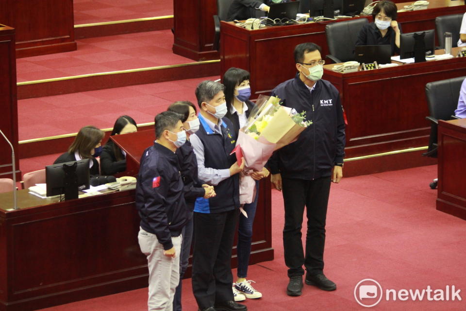 台北市派出45位救難隊員前往支援太魯閣出軌事故，國民黨市議員王鴻薇、闕枚莎、陳炳甫、吳志剛、徐弘庭送花給消防局長吳俊鴻。   圖：周煊惠 / 攝