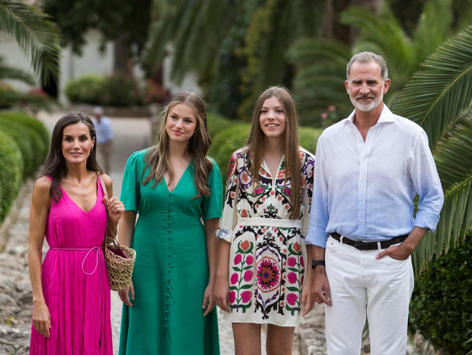 西班牙國王菲利浦六世與王后萊蒂西亞，跟2名女兒一起參觀位於馬略卡島的阿爾法比亞花園。（AFP）