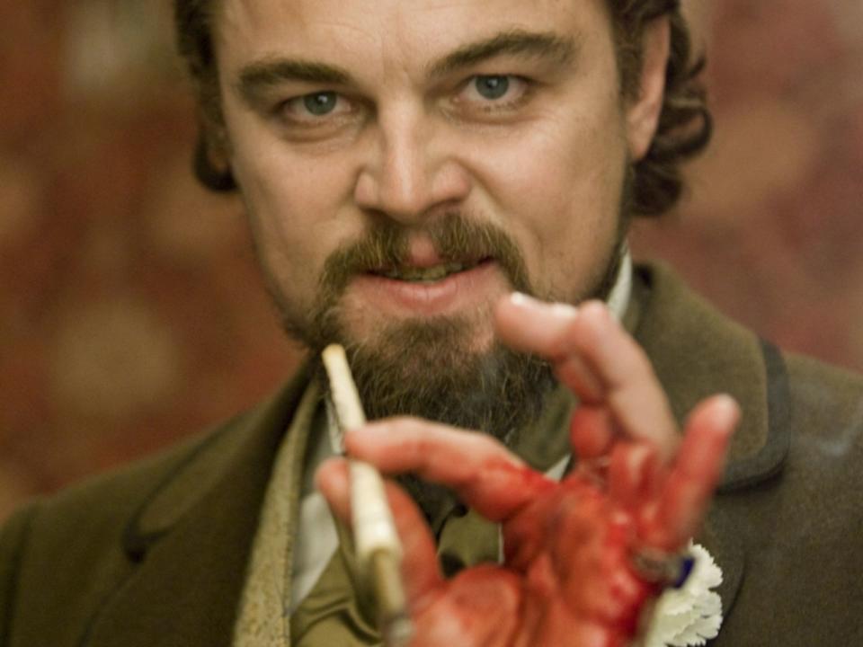 Auch Leonardo DiCaprio blieb einfach in der Rolle, als er in als Calvin Candie in "Django Unchained" wütend auf den Tisch schlug und dabei ein Glas zerbrach. (Bild: 2012 Sony Pictures Releasing GmbH)