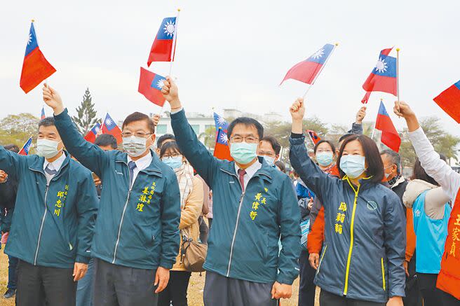 台南市長黃偉哲（左三）於元旦升旗時，宣布加碼3項青年福利措施。（曹婷婷攝）