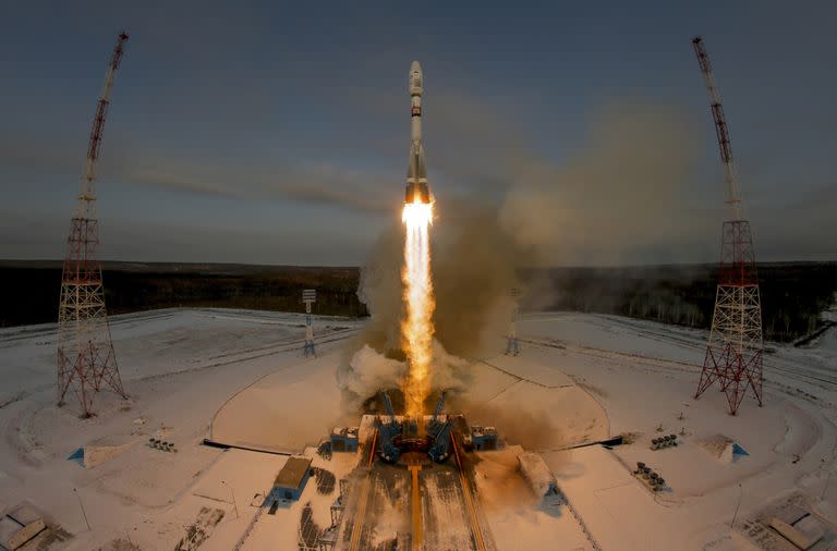 Un cohete ruso Soyuz 2.1b que transporta el satélite Meteor M y otros 18 satélites pequeños despega desde la plataforma de lanzamiento en el nuevo cosmódromo de Vostochny, fuera de la ciudad de Tsiolkovsky, Rusia, el martes 28 de noviembre de 2017.