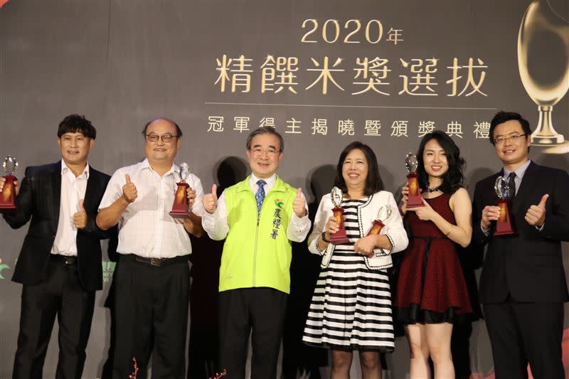 農糧署長胡忠一與「2020年精饌米獎」得獎者合影。（圖／農糧署提供）