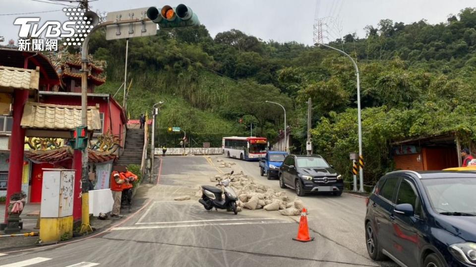 聯結車載運的水泥砂包掉落。（圖／TVBS）