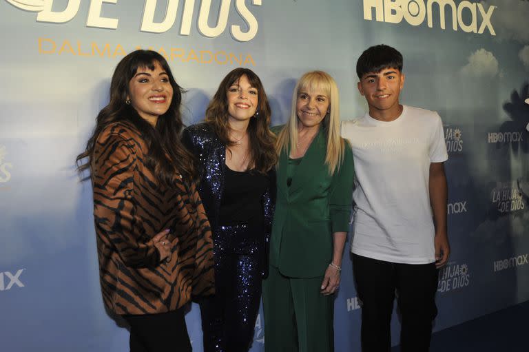 En la presentación del documental La hija de Dios, Dalma Maradona estuvo acompañada por su círculo más íntimo: Giannina, Claudia Villafañe y Benjamín Agúero