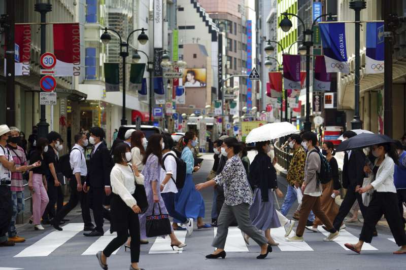 日本疫情日益惡化，日本政府5月14日又追加北海道、岡山、廣島三地的緊急事態。圖為東京街頭。（美聯社）