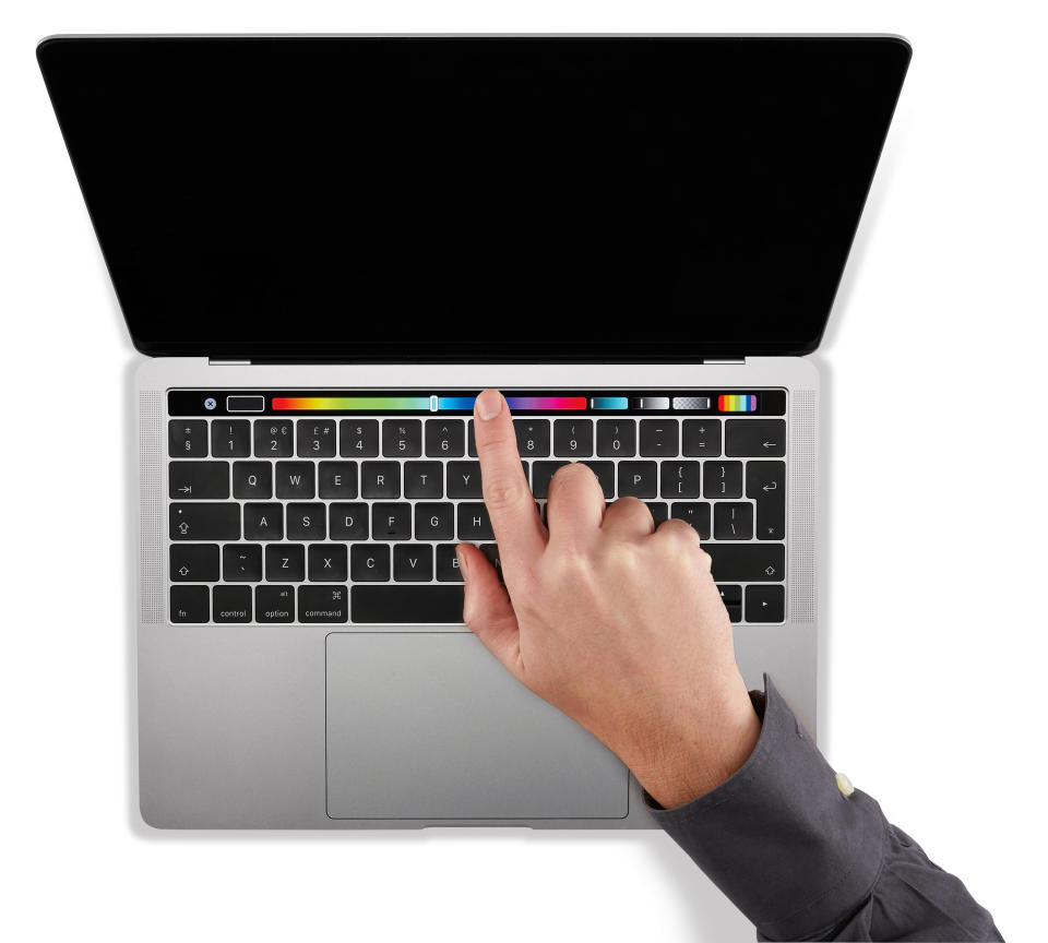 Detalle de una mano presionando la Touch Bar en un ordenador portátil Apple MacBook Pro de 13 pulgadas de 2016, tomada el 21 de noviembre de 2016. (Fotografía de Adam Gasson/MacFormat Magazine/Future a través de Getty Images).