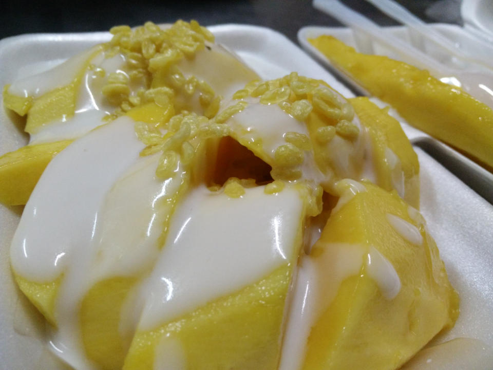 Mango sticky rice from Sukhomvit Soi 38. Photo by writer.