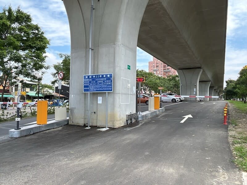 台中鐵路高架橋下6停車場啟用 台中鐵路高架化完工後，台鐵局規劃在高架橋下設26 處停車場，台中市交通局15日表示，目前已完工6 處，並核發停車場登記證，可提供463格小型車位， 333席機車格，讓民眾停放車輛更便利。 （台中市政府提供） 中央社記者郝雪卿傳真  112年7月15日 