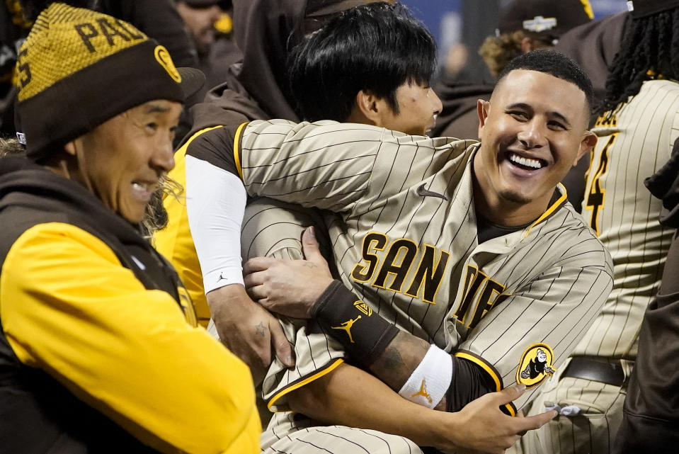 Manny Machado de los Padres de San Diego bromea con el torpedero Ha-Seong Kim durante el cuarto inning del tercer juego de la serie divisional contra los Mets de Nueva York, el 9 de octubre de 2022. (AP Foto/John Minchillo)