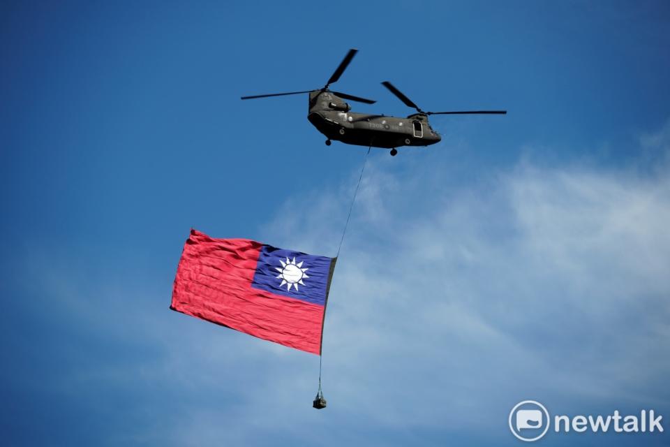 中華民國陸軍擁有9架CH-47 SD直升機。圖為2021年國慶，CH-47懸吊巨幅國旗通過總統府前上空。   圖：張良一/攝(資料照片)
