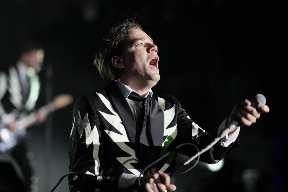 El vocalista Pelle Almqvist de la banda sueca de rock The Hives durante su concierto en el festival Corona Capital de la Ciudad de México el viernes 17 de noviembre de 2023. (Foto AP/Eduardo Verdugo)