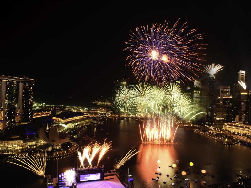 Wenn Singapur seinen Nationalfeiertag zelebriert, darf ein Feuerwerk nicht fehlen. In diesem Jahr feiert der Staat 50 Jahre Unabhängigkeit. Foto: Singapore Tourism Board