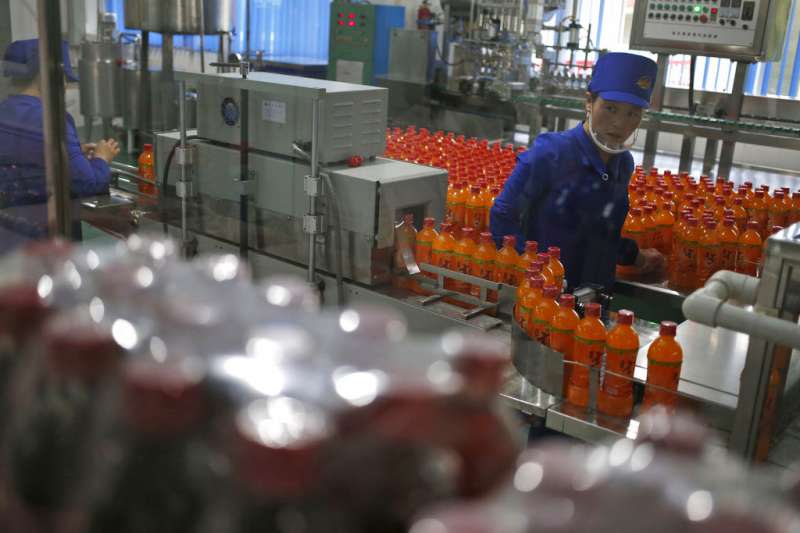 金正恩2018年7月曾視察的北韓元山「松濤園綜合食品原料工廠」，工人正在監控飲料生產線。（AP）