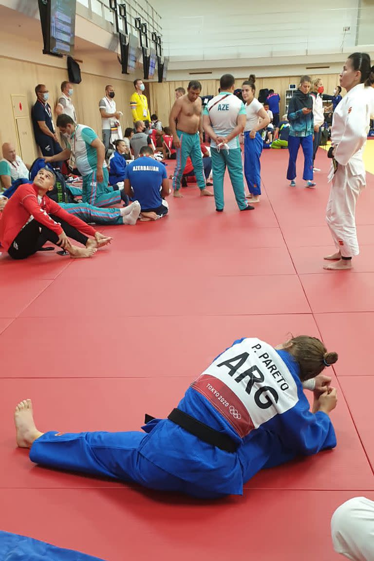 Paula Pareto, en el calentamiento para una clínica de judo que tuvo lugar en el Jardín Japonés de Buenos Aires.