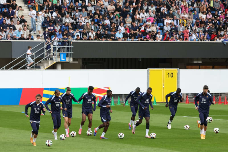 France players take part in a training session for the team, as part of their preparations for the UEFA EURO 2024. Friso Gentsch/dpa