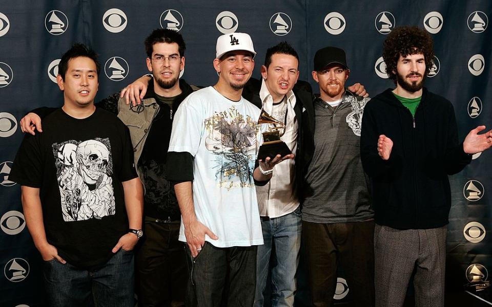 <p><span>2002 gab es dann die ersten Preise für die Band. Echo, MTV European Music Award und einen Grammy. Wer “Linkin Park” bis dahin nicht auf dem Schirm hatte, hatte es spätestens jetzt. (Foto: Getty)</span> </p>