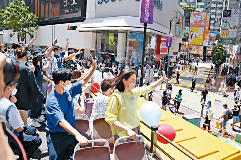 ■眾人向沿途路人揮手，引來不少歡呼。