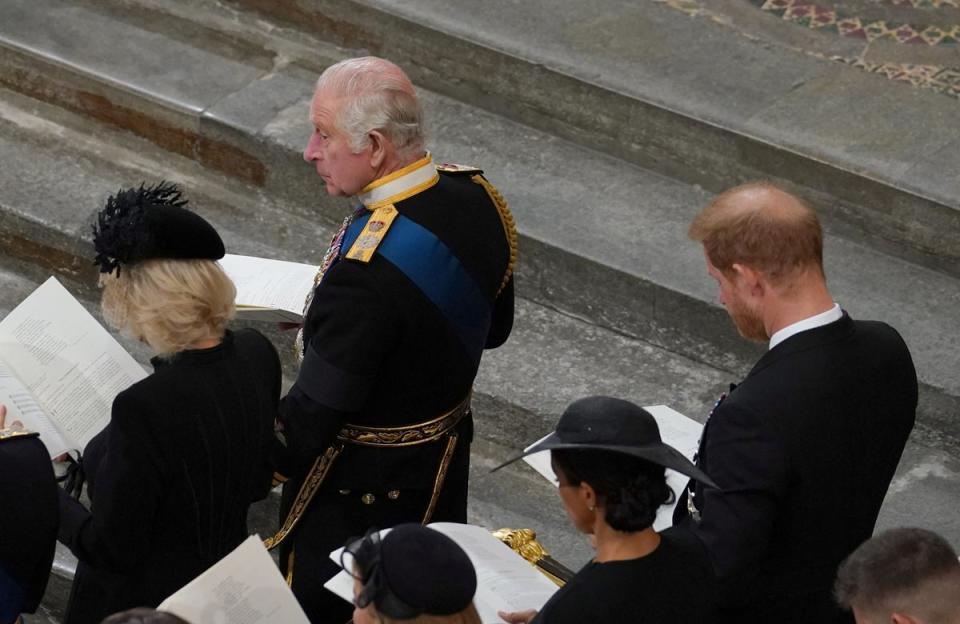 El rey Carlos III, la reina consorte delante del duque y la duquesa de Sussex durante el funeral de Estado de la reina Isabel II, celebrado en la Abadía de Westminster, Londres (vía REUTERS)