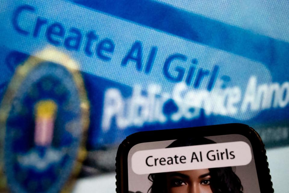 Esta ilustración fotográfica creada el 18 de julio de 2023 en Washington, DC, muestra un anuncio para crear mujeres con inteligencia artificial reflejado en un anuncio de servicio público emitido por el FBI sobre actores maliciosos que manipulan fotos y videos para crear contenido explícito y esquemas de sextorsión. (Foto de STEFANI REYNOLDS/AFP vía Getty Images)