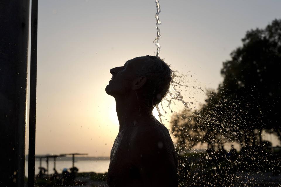 <p>Ein Mann duscht am Strand in Alimos, südlich der griechischen Hauptstadt Athen. Eine Hitzewelle suchte Griechenland heim, die Temperaturen stiegen bis 39 Grad Celsius. (Bild: AP Photo/Petros Giannakouris) </p>
