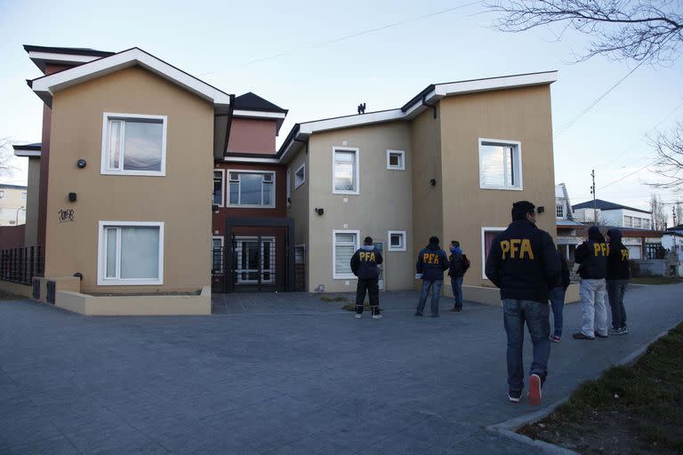 RIO GALLEGOS. SANTA CRUZ. ALLANAMIENTO DE LOS EDIFICIOS DE CALLE ALVEAR Y TUCUMAN. LOS TERRENOS PERTENECEN A LOS SAUCES. LOS EDIFICIOS FUERON CONSTRUIDOS POR AUSTRAL CONSTRUCCIONES.