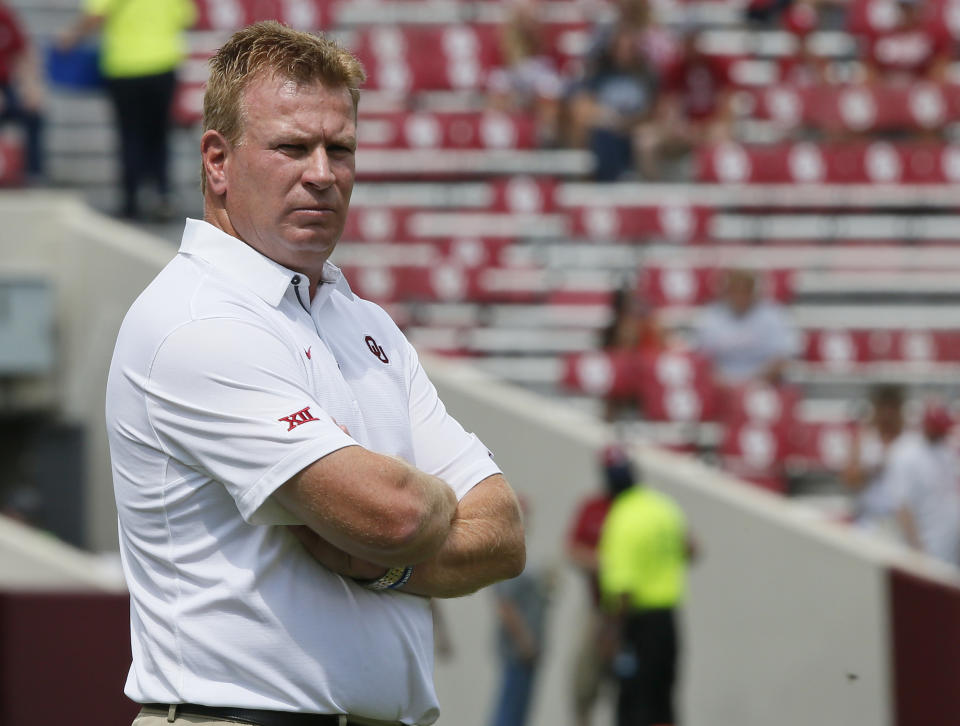 Oklahoma defensive coordinator Mike Stoops is pictured before an NCAA college football game against UTEP in Norman, Okla., Saturday, Sept. 2, 2017. (AP file photo)