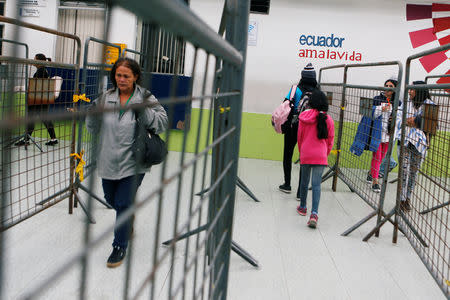 Venezuelan migrants walk to register their entrance to Ecuador at the International Bridge Rumichaca, Ecuador August 18, 2018. REUTERS/Luisa Gonzalez