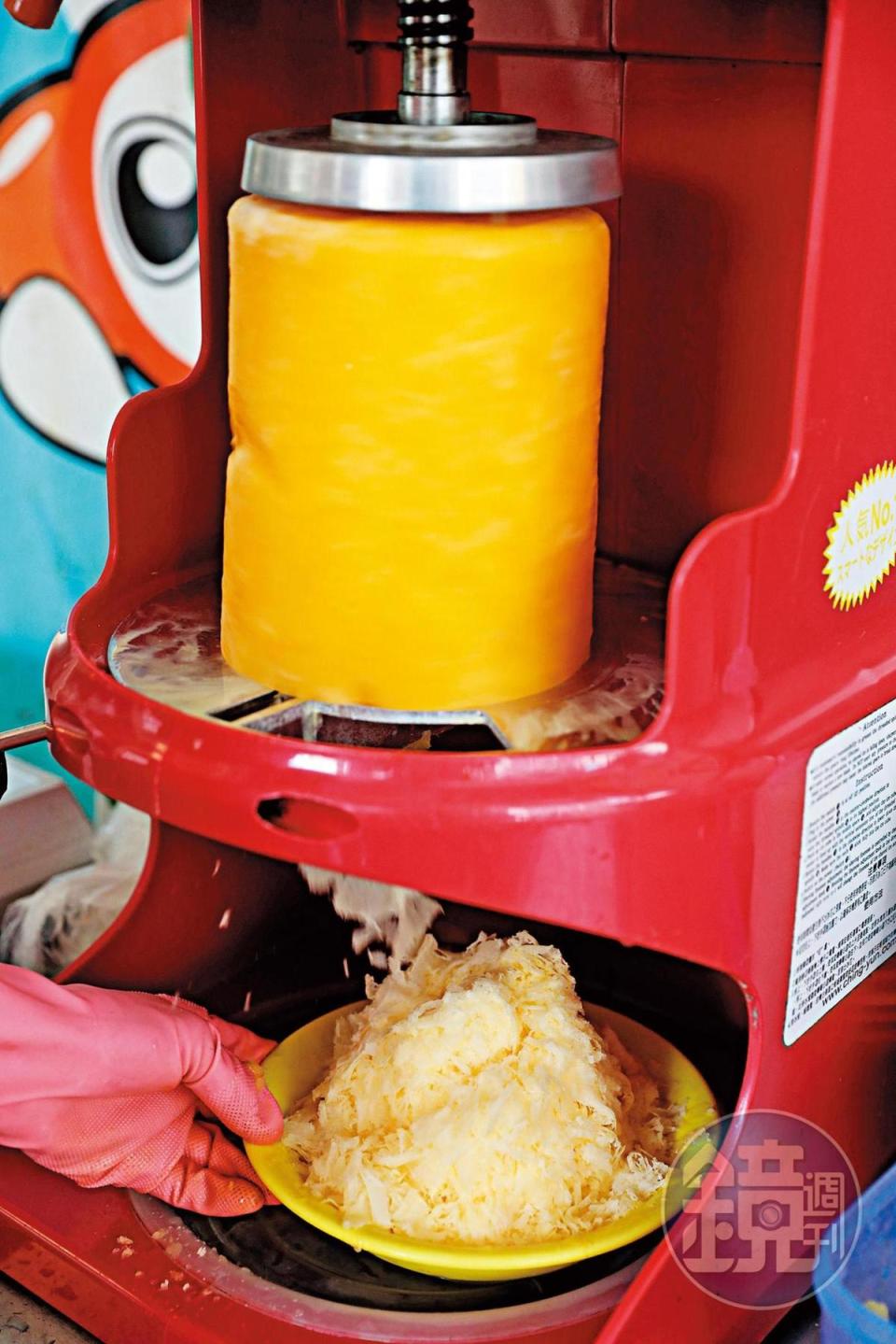 獨家特製的芒果肉冰磚，為冰店吸引住許多必嘗這一味的忠實主顧。