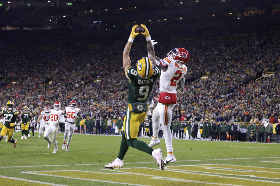 Christian Watson (9), wide receiver de los Packers de Green Bay, atrapa un pase de anotación de 12 yardas superando el brinco de Joshua Williams (2), cornerback de los Chiefs de Kansas City, durante la segunda mitad del partido de la NFL, el domingo 3 de diciembre de 2023, en Green Bay, Wisconsin. (AP Foto/Matt Ludtke)