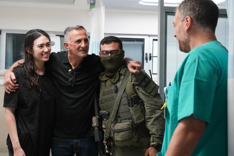 Noa Argamani junto a un familiar en el hospital donde fue evaluada tras el rescate en Gaza 