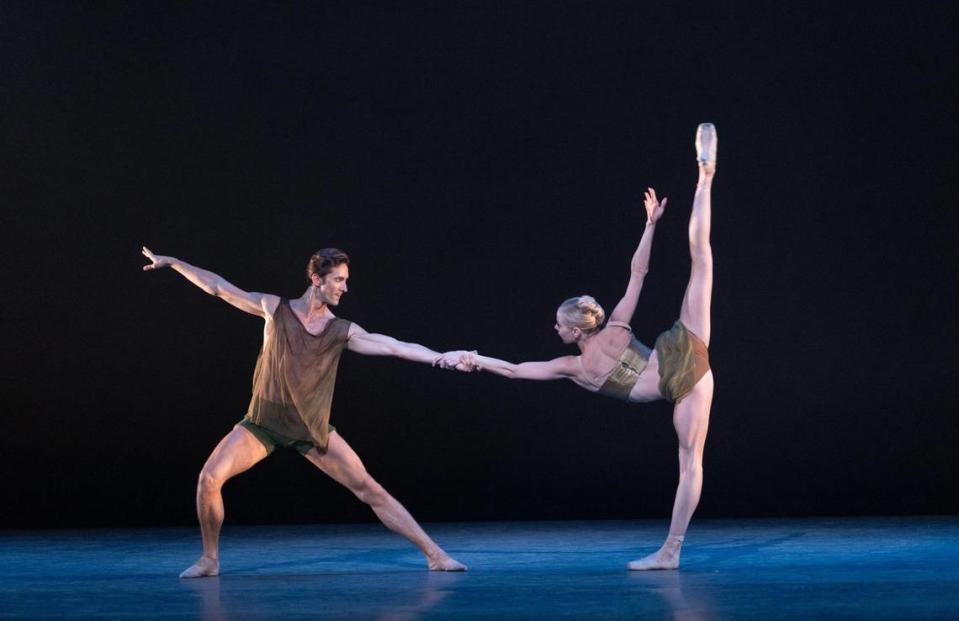 Dawn Atkins y Stanislav Olshanskyi en “Following the Subtle Current Upstream”, coreografía de Alonzo King. 