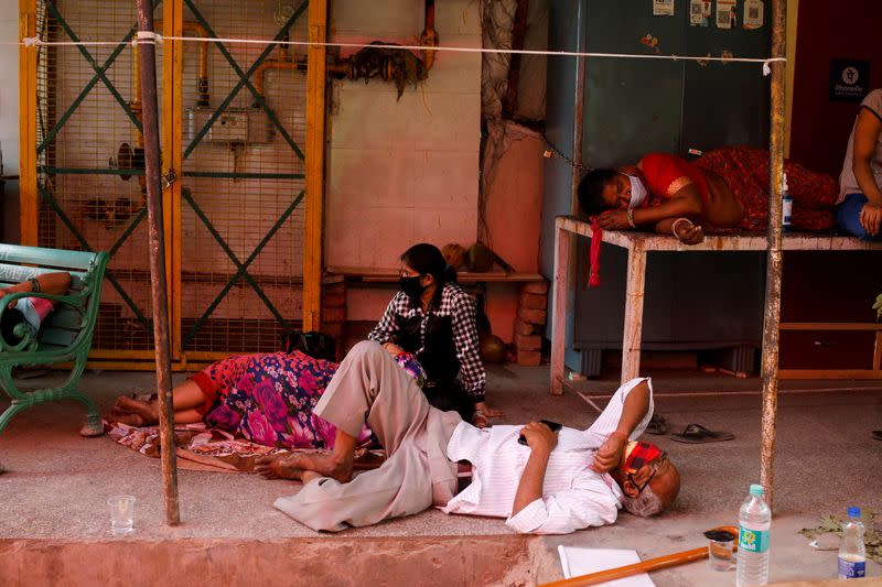 Personas con problemas respiratorios debido al coronavirus esperan para recibir apoyo de oxígeno de forma gratuita en un Gurudwara (templo sij) en Ghaziabad, India