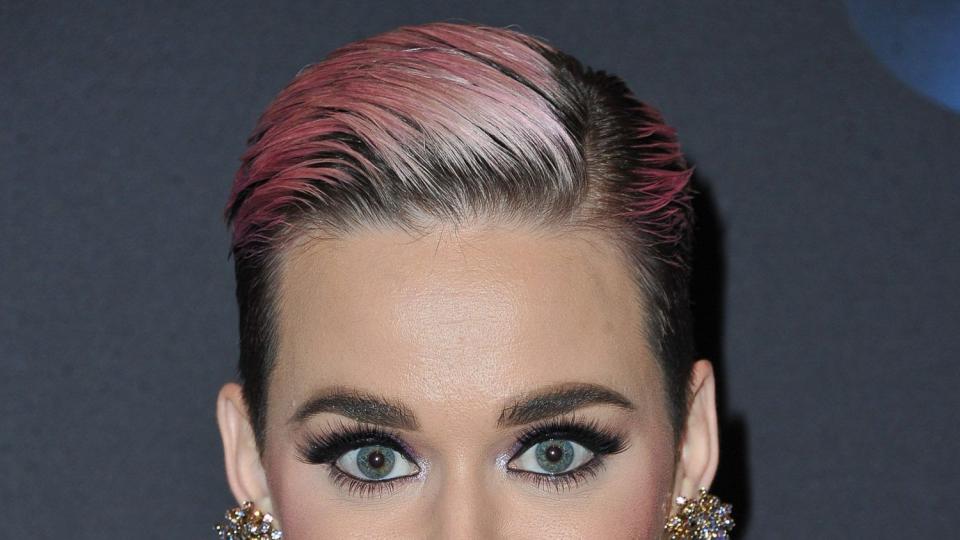 Katy Perry poses for a picture with champagne blush hair